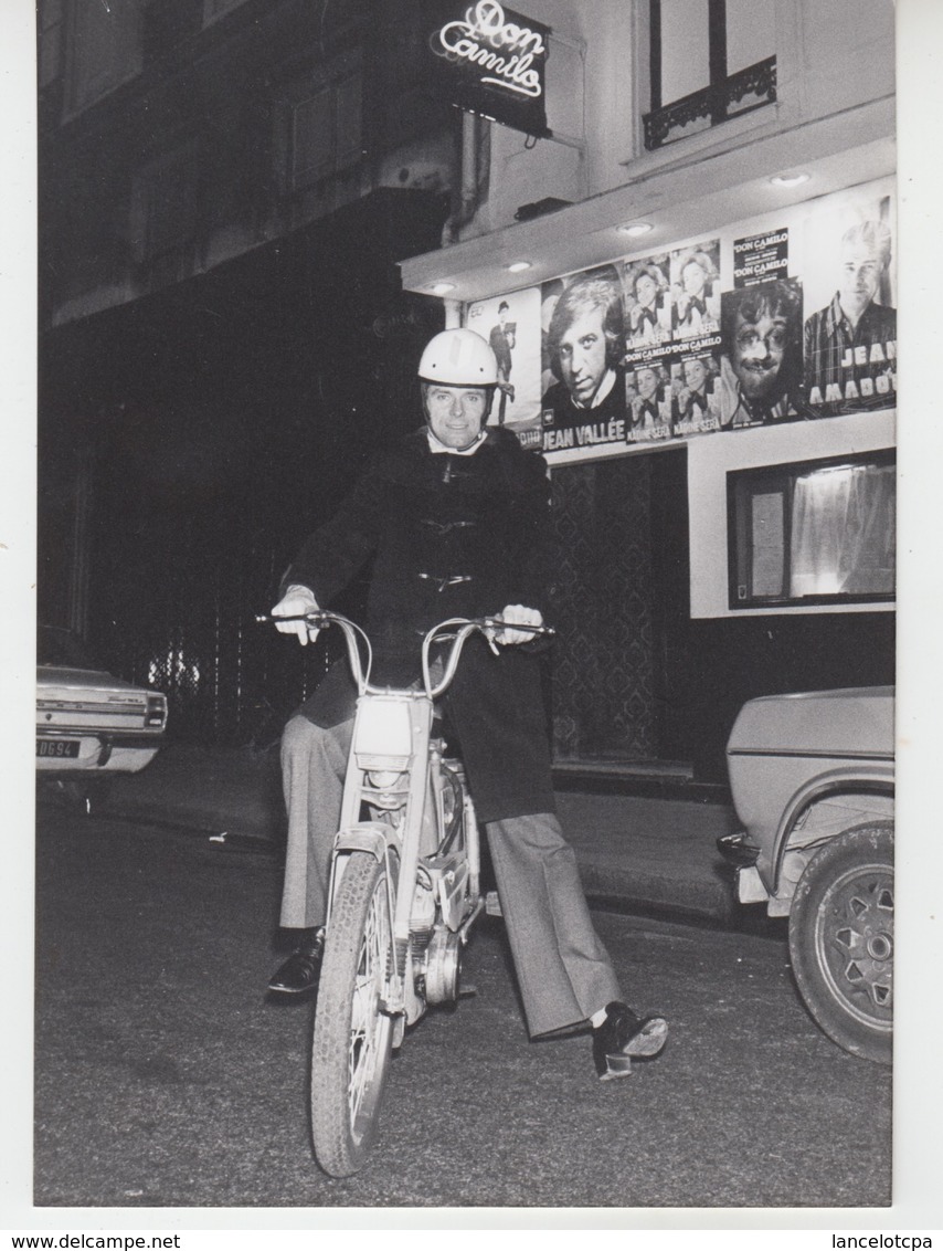 PHOTO ORIGINALE 18X13 / PIERRE DOUGLAS DEVANT LE THEATRE DON CAMILO - 1978 - Célébrités