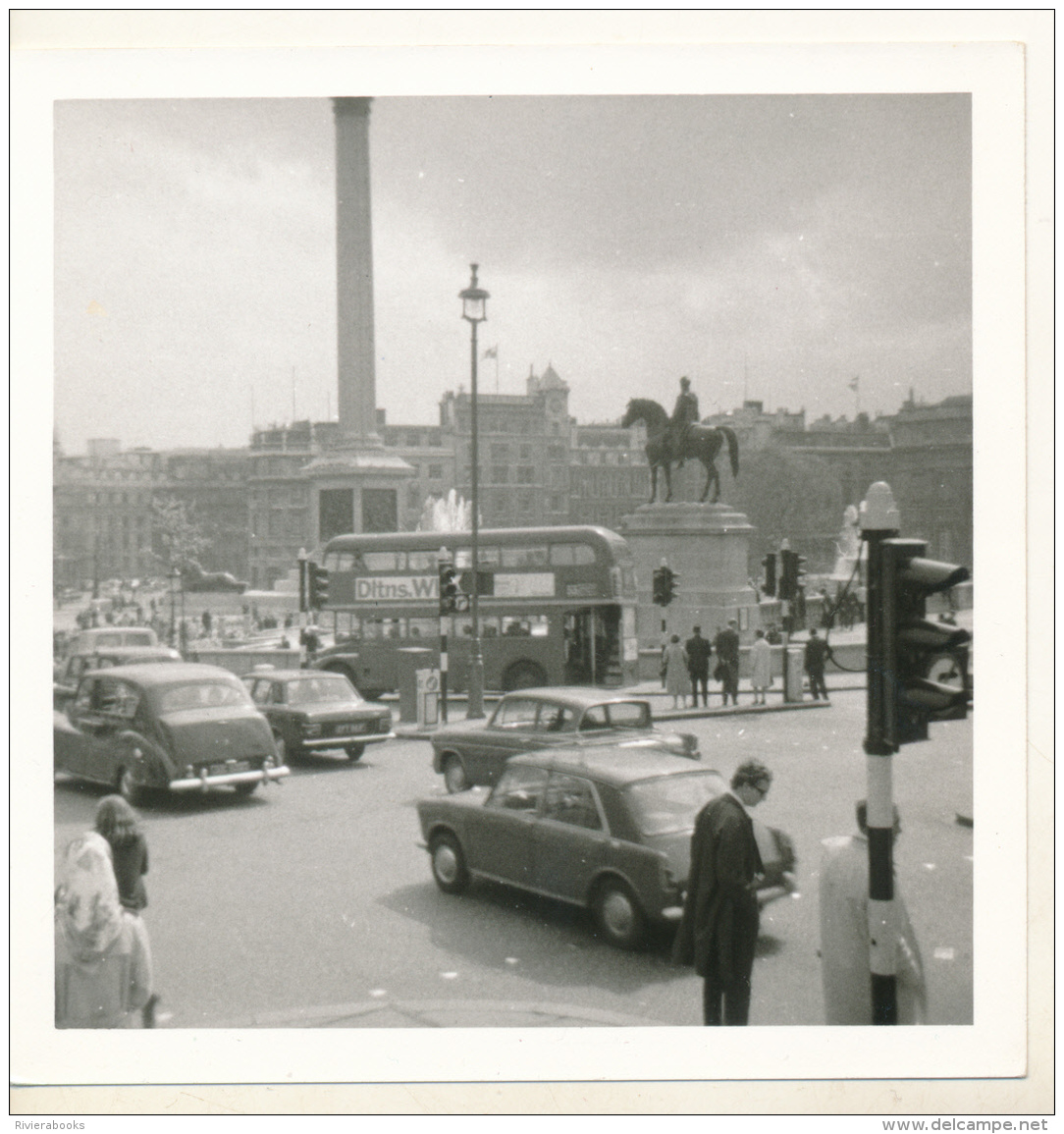 M33 - Bus &amp; Cars - LONDON UK 1967 - Cars