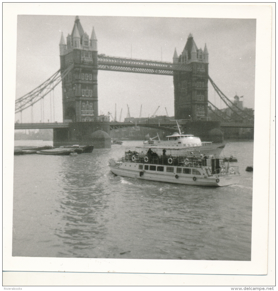 M33 - Boats And Tower Bridge - LONDON UK 1967 - Boats