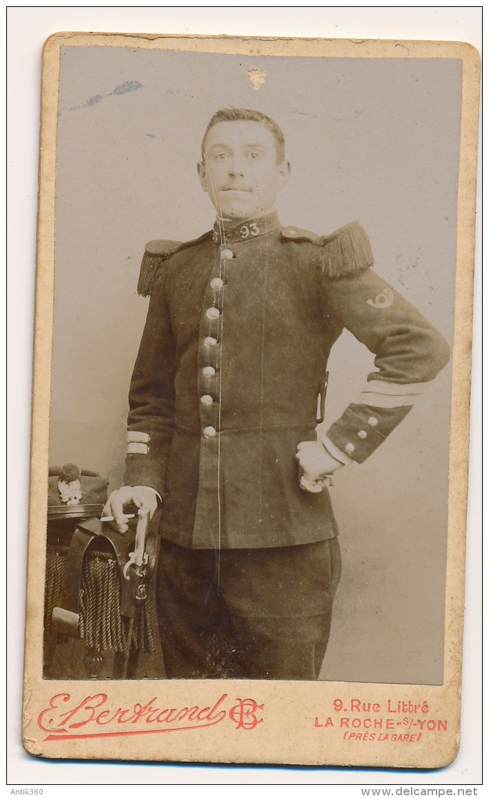 Photo Ancienne CDV Portrait D'un Militaire 93e Régiment Chasseurs Circa 1880 Photographie Bertrand à La Roche Sur Yon - Guerra, Militari