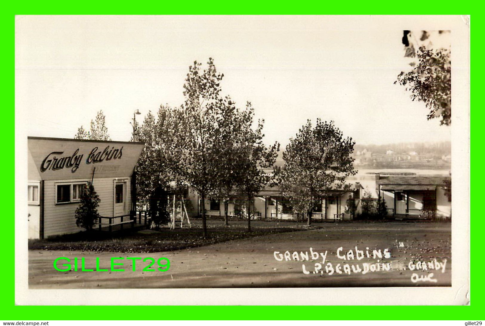 GRANBY, QUÉBEC - GRANBY CABINS, RUE DENISON - L. P. BEAUDOIN, PROP - CARTE PHOTO - - Granby