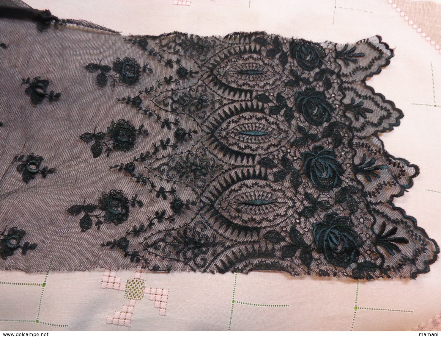 Lot De Dentelle Noire Et Passementerie Et Col (a Determiner) Pour Restauration Ou Autre - Spitzen Und Stoffe