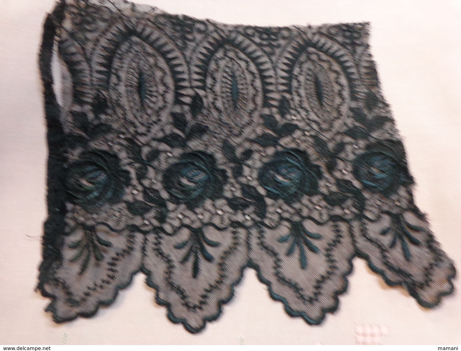 Lot De Dentelle Noire Et Passementerie Et Col (a Determiner) Pour Restauration Ou Autre - Spitzen Und Stoffe