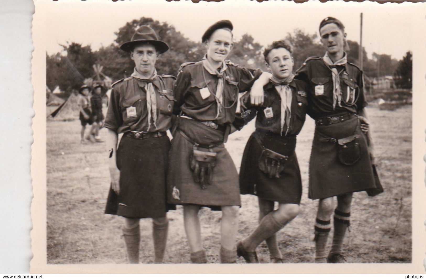 13 Petites Photos Rassemblement De Scouts, Guides, Jamboree ? Différentes Nationalités - Other & Unclassified