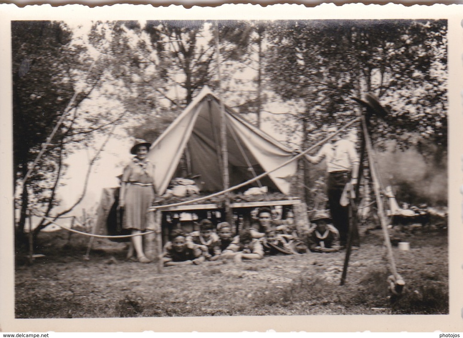 13 petites photos Rassemblement de scouts, guides, jamboree ? différentes nationalités