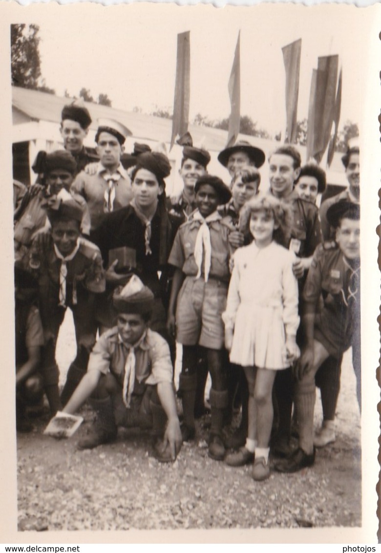 13 petites photos Rassemblement de scouts, guides, jamboree ? différentes nationalités