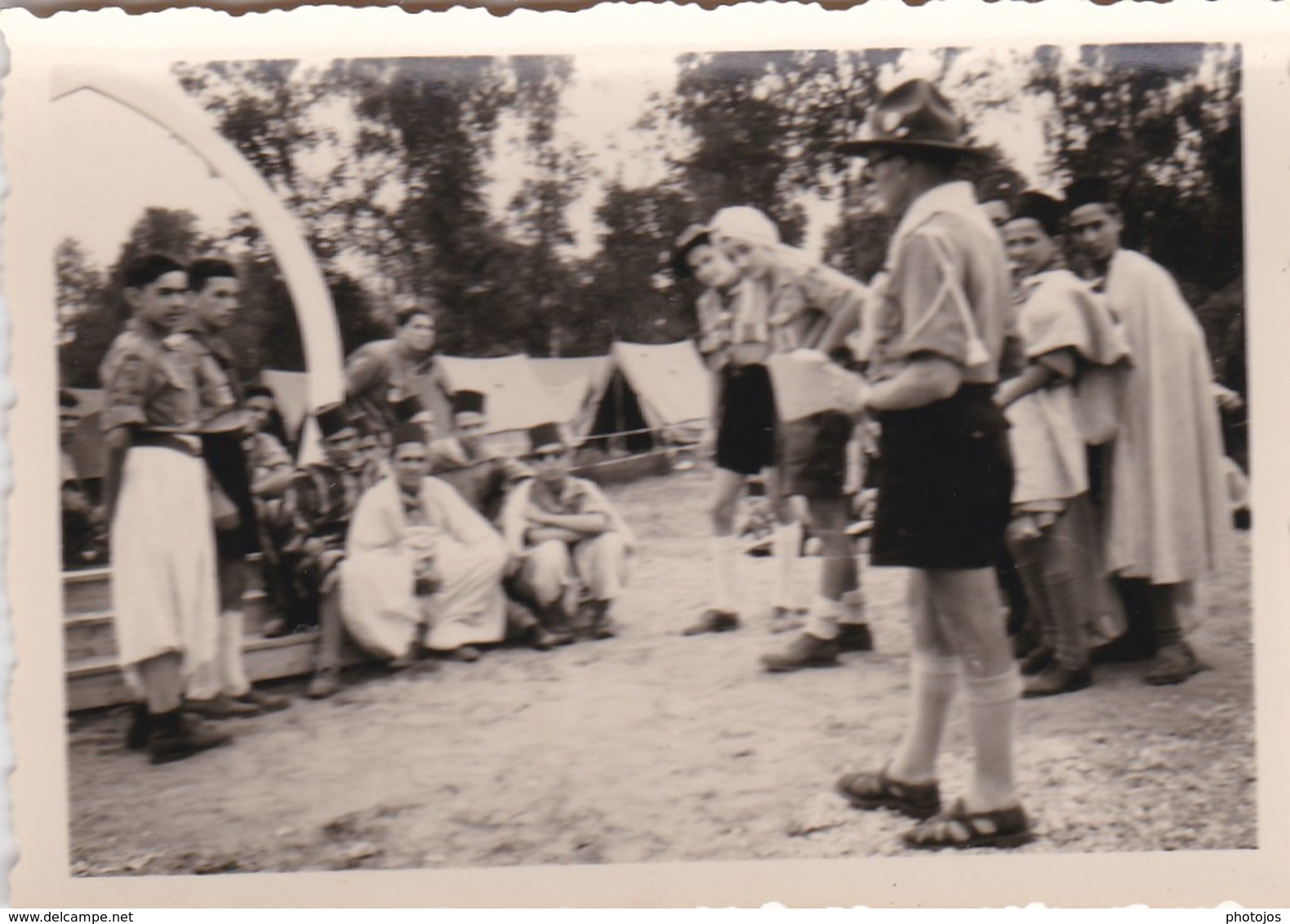 13 petites photos Rassemblement de scouts, guides, jamboree ? différentes nationalités