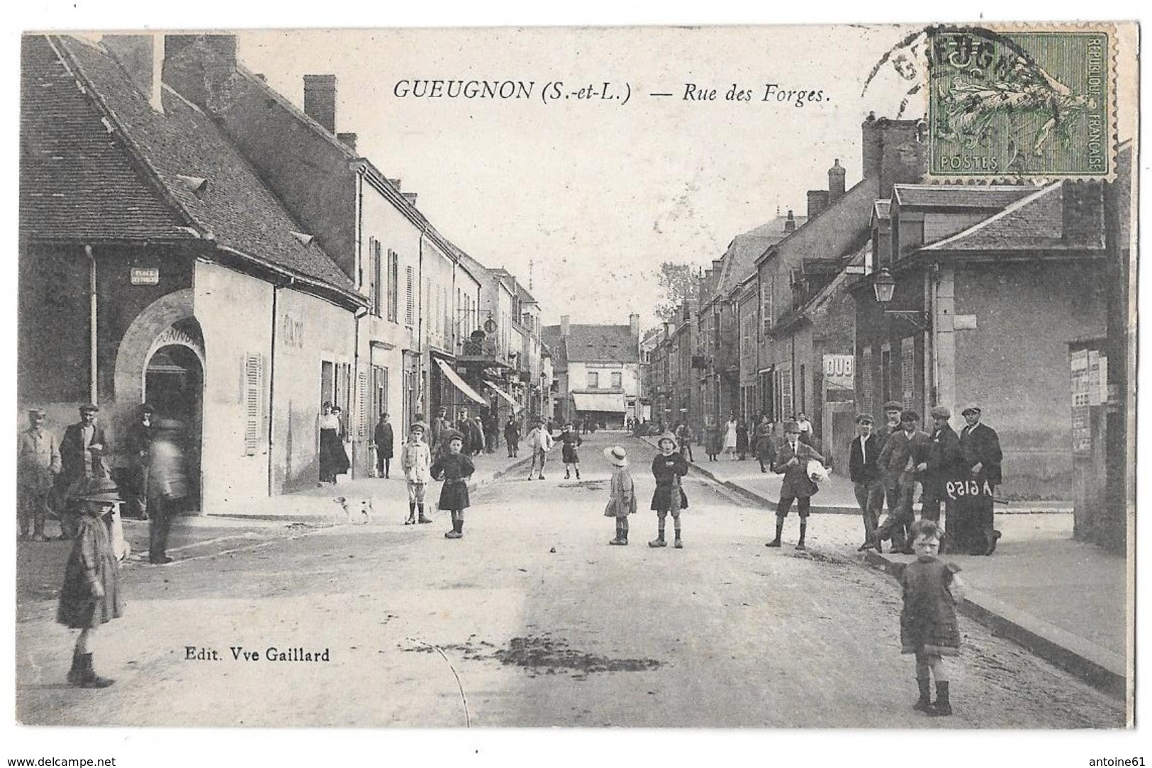 GUEUGNON - Rue Des Forges (vue Animée - Café - Enfants Sur La Route) - Gueugnon