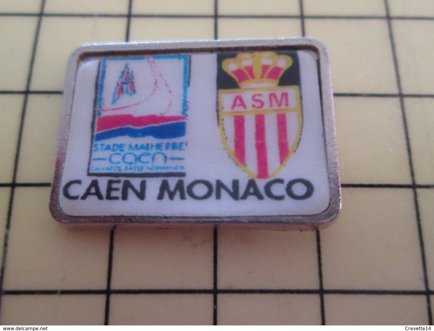 Pin713M Pin's Pins / Beau Et Rare / SPORTS : FOOTBALL MATCH STADE MALHERBE CAEN MONACO - Voetbal