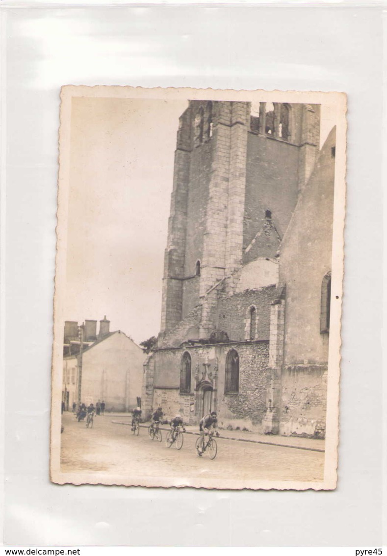 Photo D'un Groupe De Coureurs Cyclistes Qui Passent à Côté D'une église ( 14 X 10 Cm ) - Sport