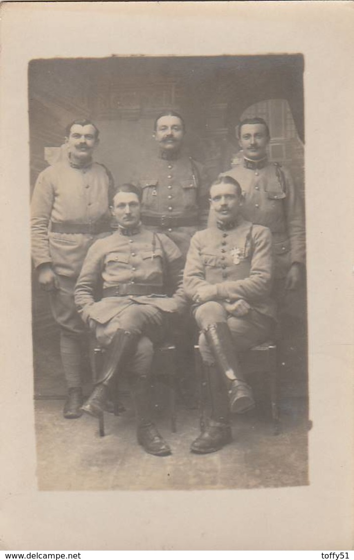 CARTE PHOTO PORTRAIT DE CINQ MILITAIRE SUR LE COL N° 31 TARASCON (13) ÉCRITE - Tarascon