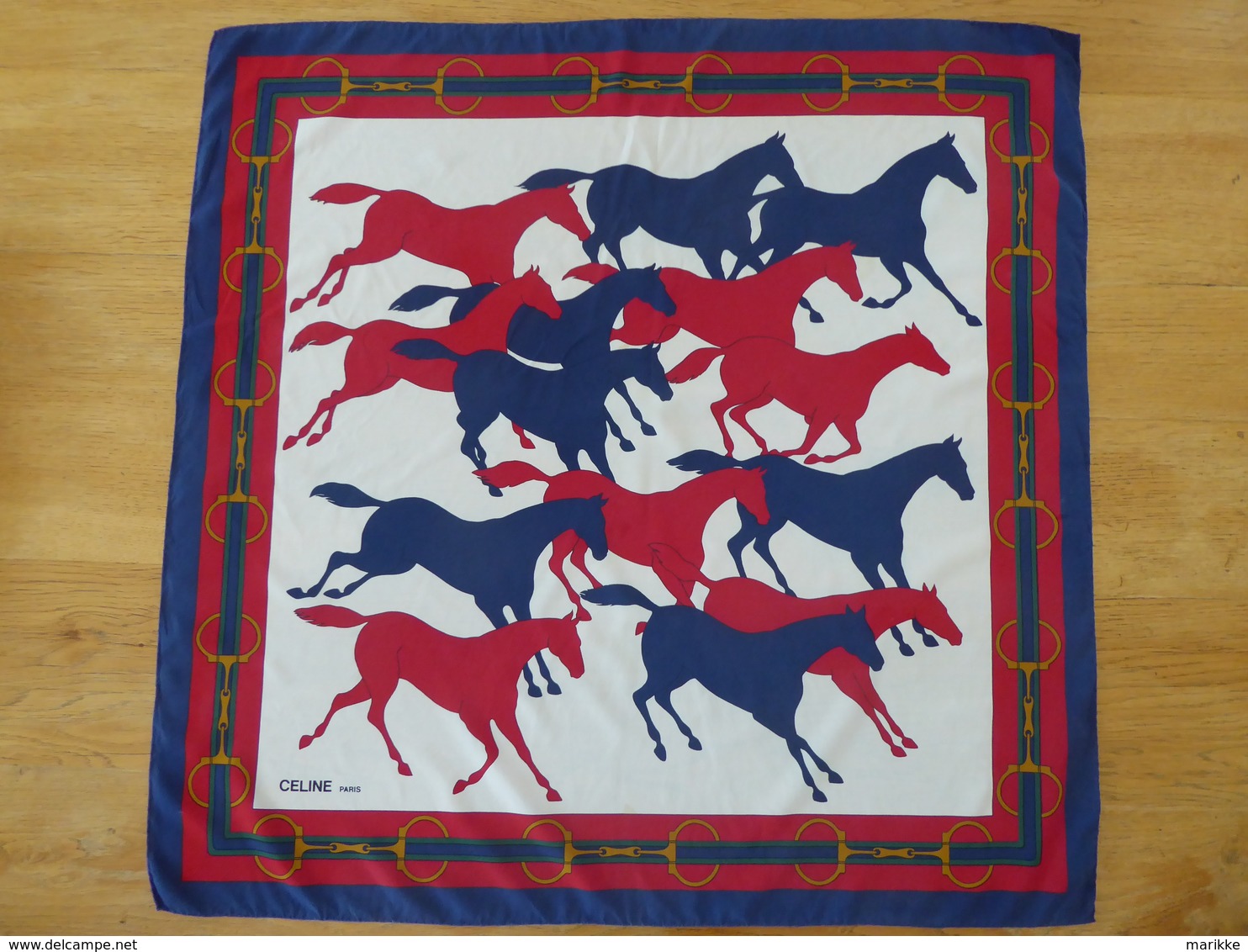 Céline Foulard Soie Carré 75x75 Chevaux, Bleu Blanc Rouge, Deux Mini Taches Voir Les Scans - Toebehoren