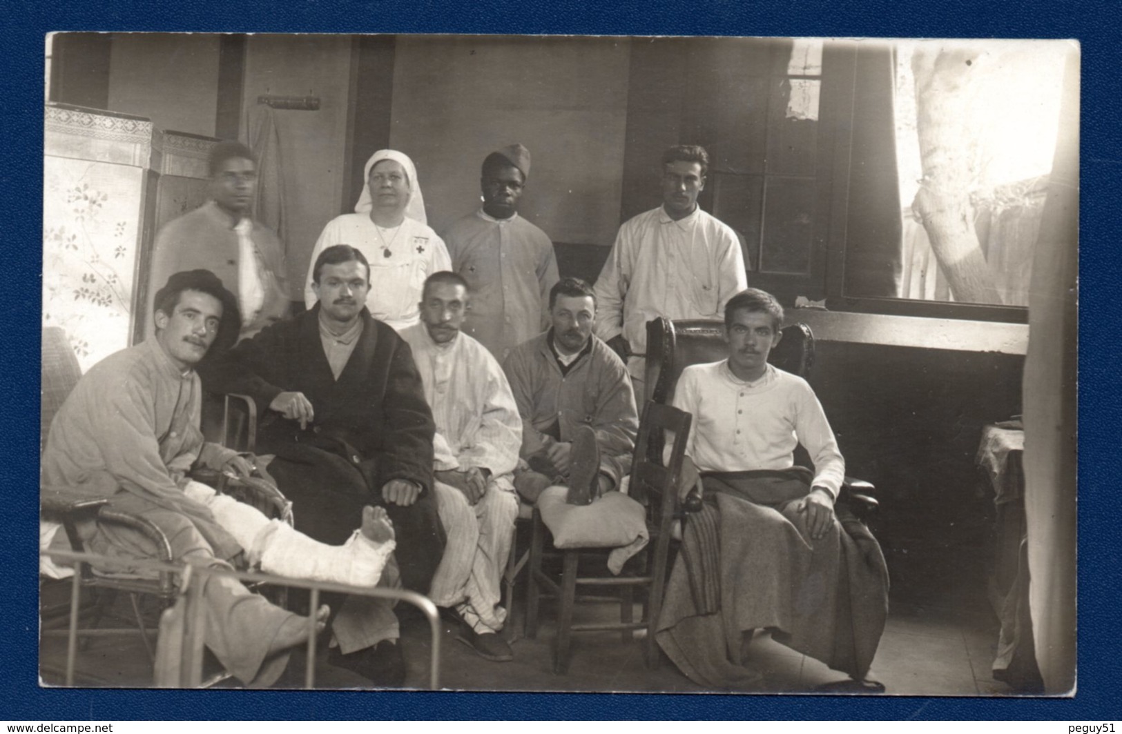 Carte-photo. Hôpital Militaire à Situer. Soldats Blessés. Infirmière ADF ( Association Dames  Françaises) - Guerre 1914-18