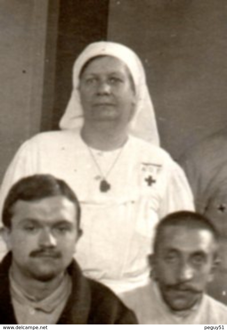 Carte-photo. Hôpital Militaire à Situer. Soldats Blessés. Infirmière ADF ( Association Dames  Françaises) - Guerre 1914-18