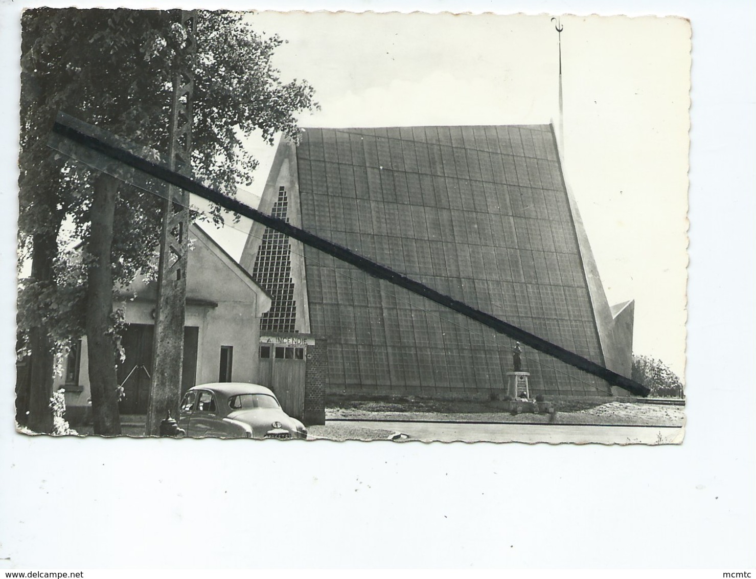 CPSM -  Estrées Deniecourt - (Somme) - Eglise Et Monument Aux Morts (auto , Voiture Ancienne Simca Aronde ) - Autres & Non Classés