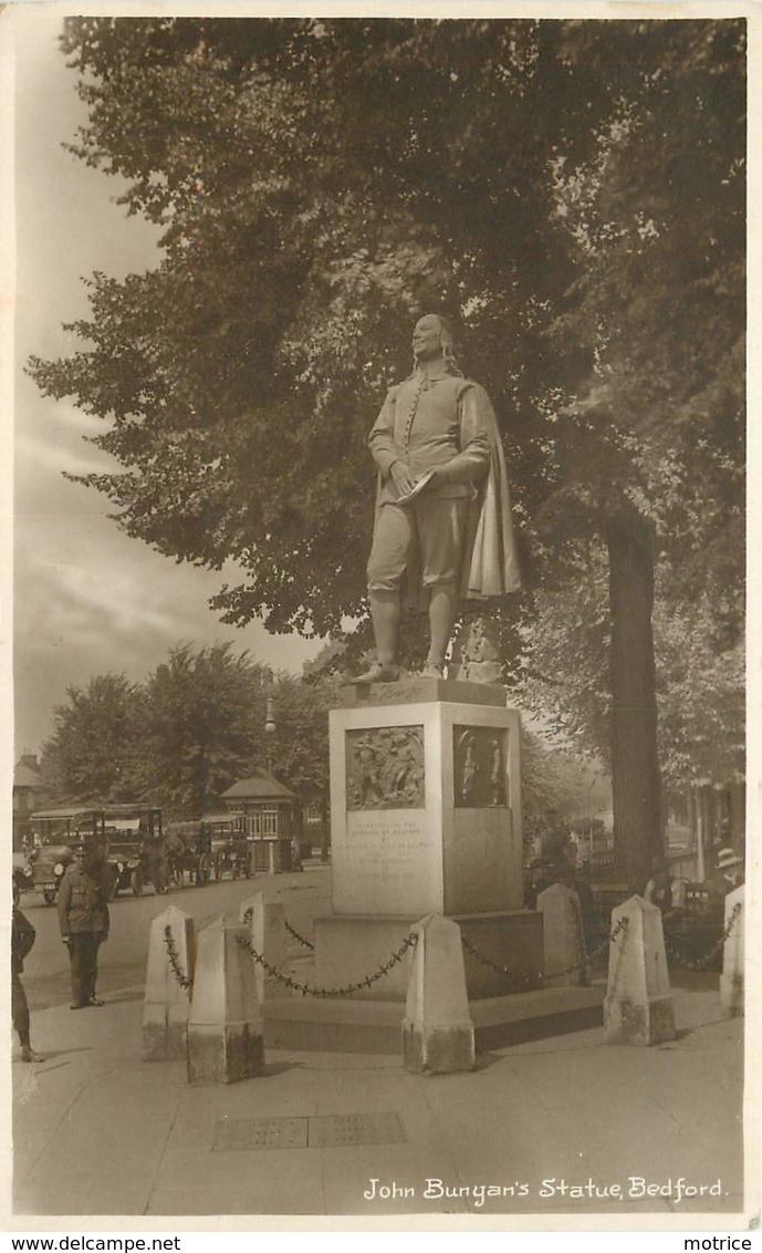 BEDFORD - John Bunyan's Statue. - Bedford