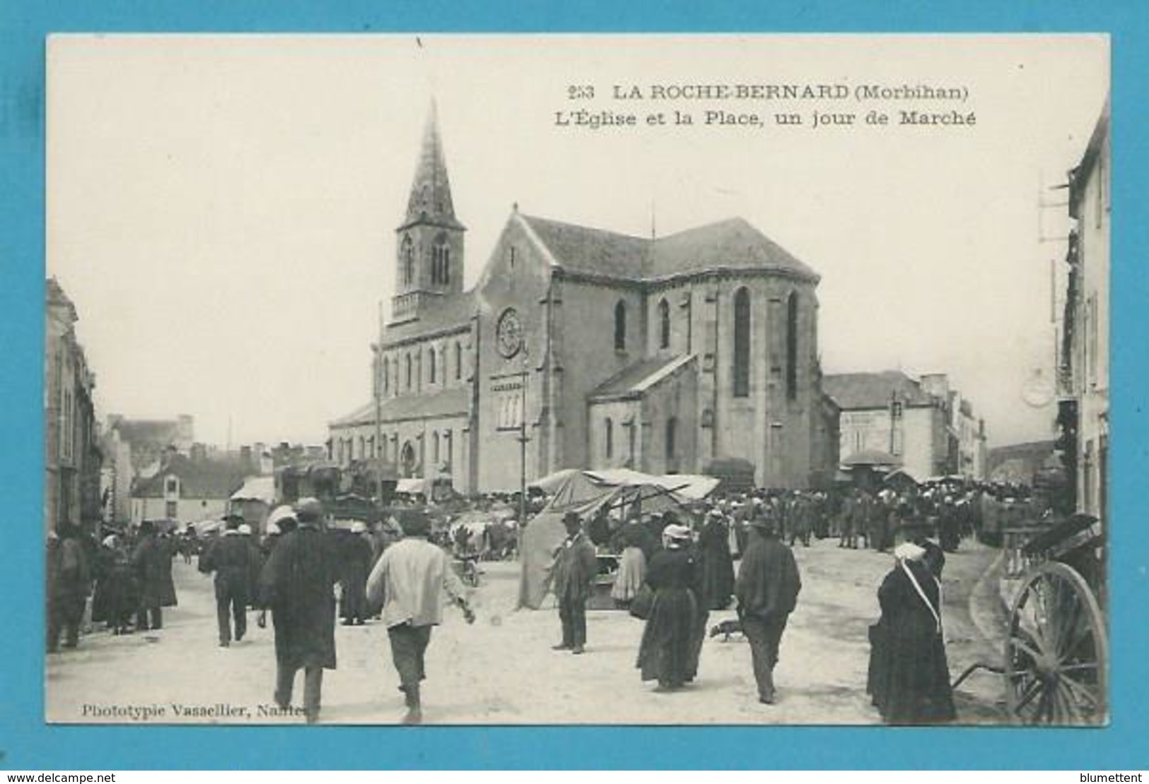 CPA 253 - L'Eglise Et La Place Jour De Marché LA ROCHE-BERNARD 56 - La Roche-Bernard