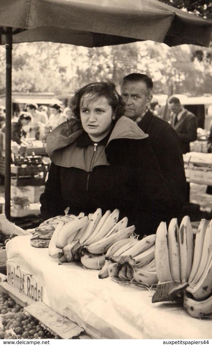 Carte Photo Originale Portrait De Maraîchère Vendeuse De Banane Sur Un Marché En 1954 Avec Son Père Qui Veille - Métiers