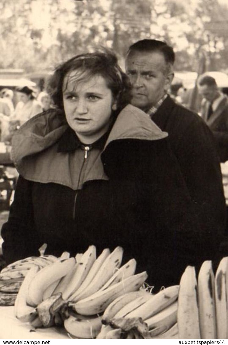 Carte Photo Originale Portrait De Maraîchère Vendeuse De Banane Sur Un Marché En 1954 Avec Son Père Qui Veille - Métiers