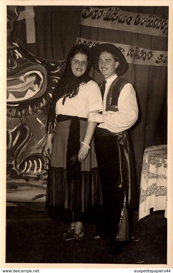 Carte Photo Originale Déguisement & Adulte - Couple, Un Zorro Et Sa Bohémienne En 1952 Foto Schreiber - Uelzen Allemagne - Métiers