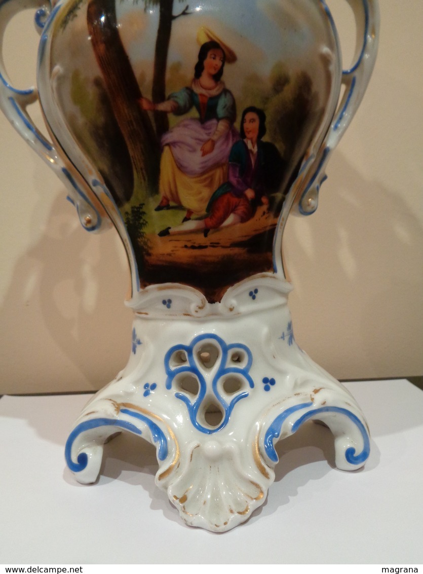 Antiguo Jarrón De Porcelana Con Una Pareja Galante. Pintado A Mano. - Otros & Sin Clasificación