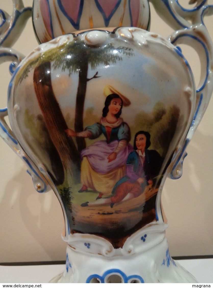 Antiguo Jarrón De Porcelana Con Una Pareja Galante. Pintado A Mano. - Otros & Sin Clasificación