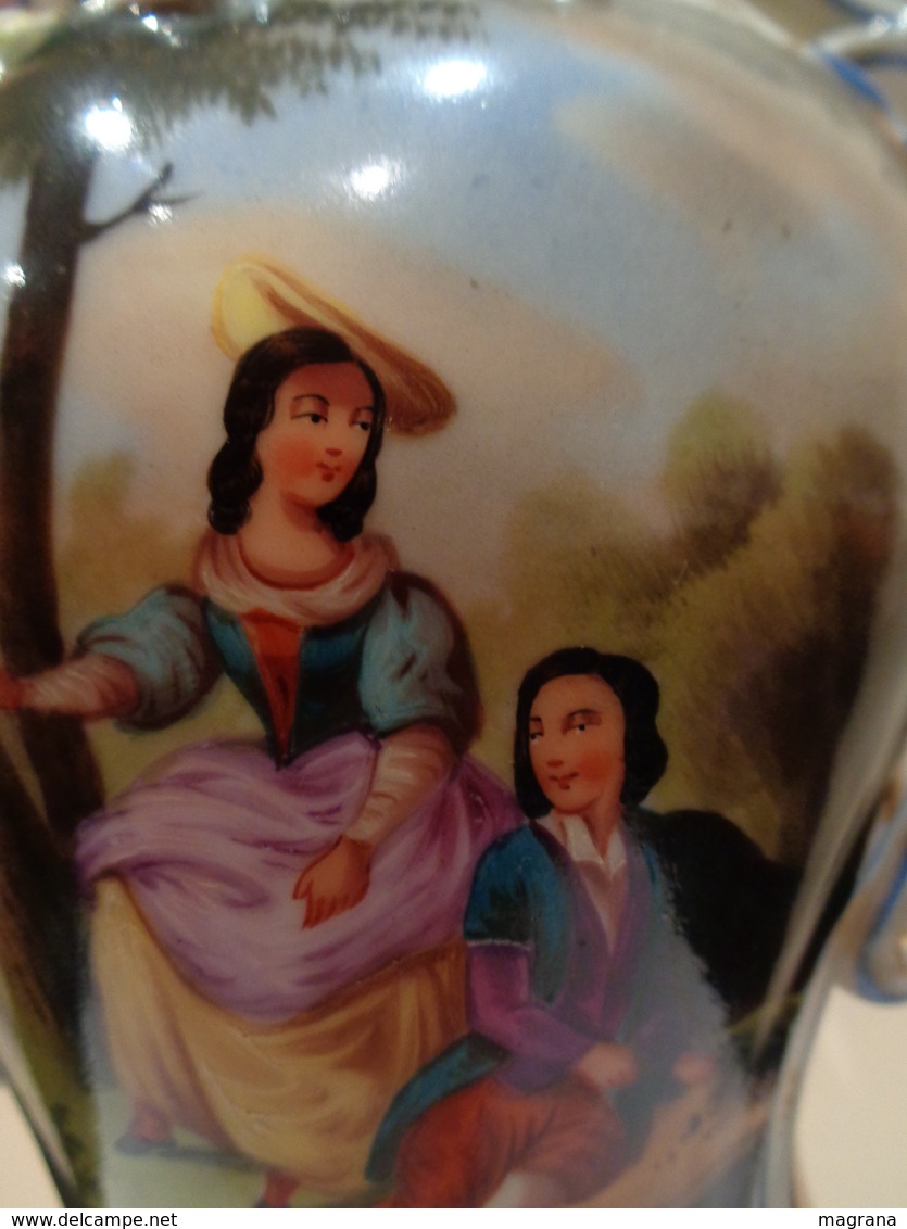 Antiguo Jarrón De Porcelana Con Una Pareja Galante. Pintado A Mano. - Otros & Sin Clasificación