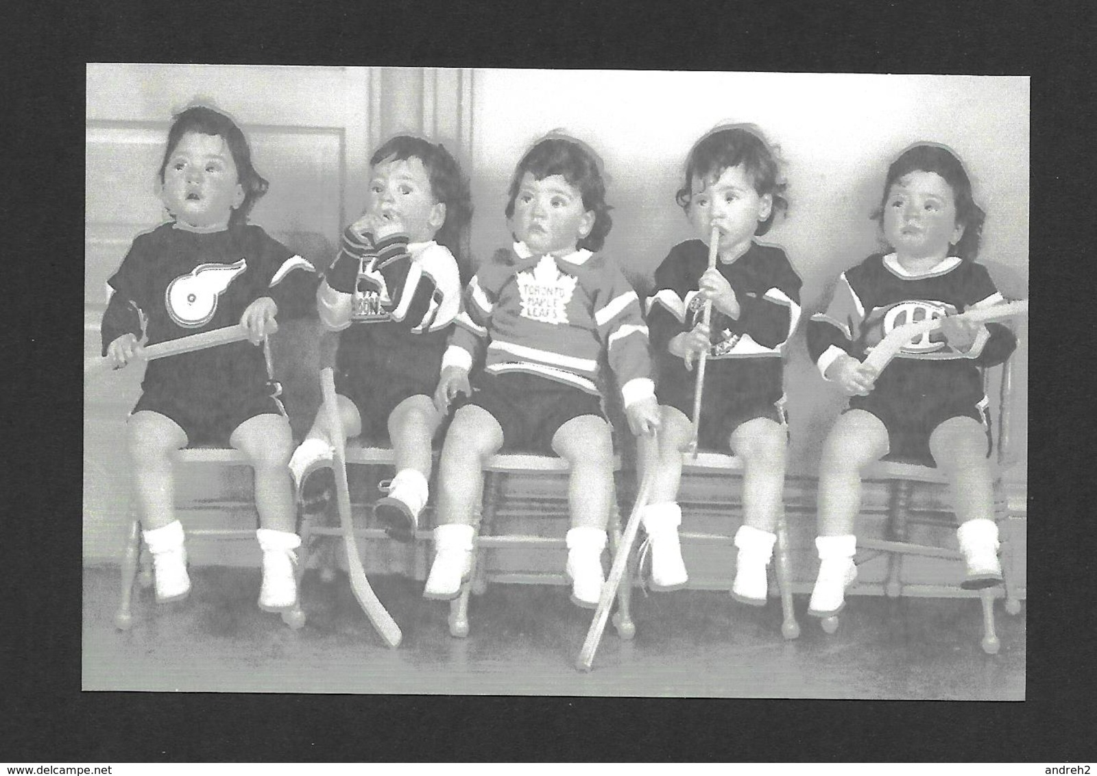 ENFANTS - LES QUINTUPLÉES - LES JUMELLES DIONNE NÉES EN 1934 NÉES À CALLADER ON. HABILLÉES AVEC CHANDAILS DE HOCKEY - Groupes D'enfants & Familles