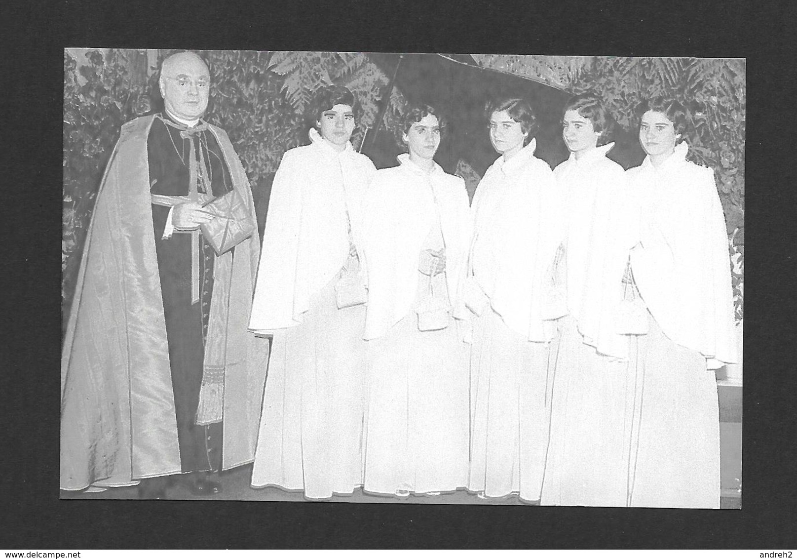 ENFANTS - LES QUINTUPLÉES - LES JUMELLES DIONNE NÉES EN 1934 NÉES À CALLADER ON. ELLES GRANDISSENT ÉVIDEMMENENT - Grupo De Niños Y Familias