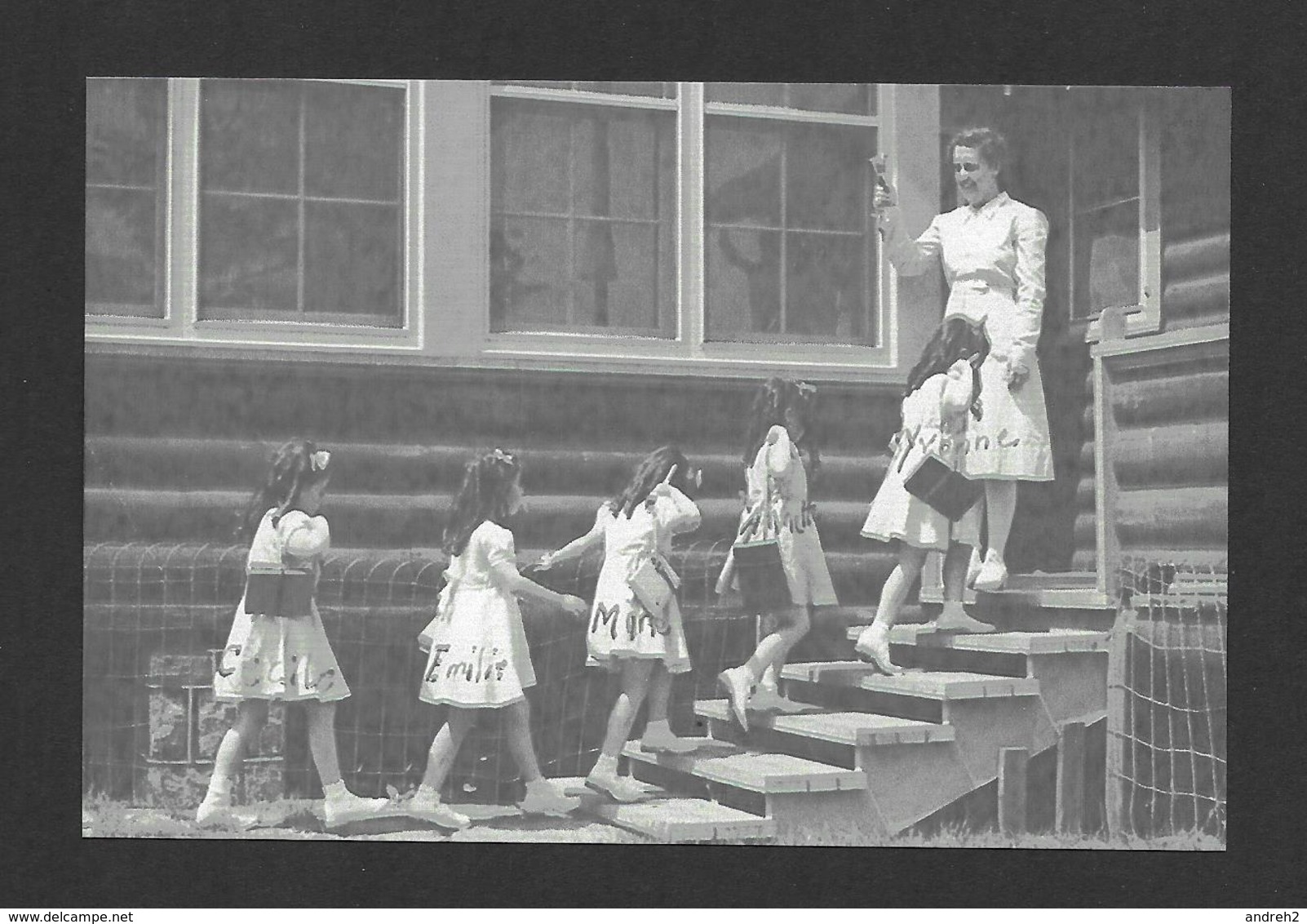 ENFANTS - LES QUINTUPLÉES - LES JUMELLES DIONNE NÉES EN 1934 NÉES À CALLADER ON. À L'ÉCOLE - Groupes D'enfants & Familles