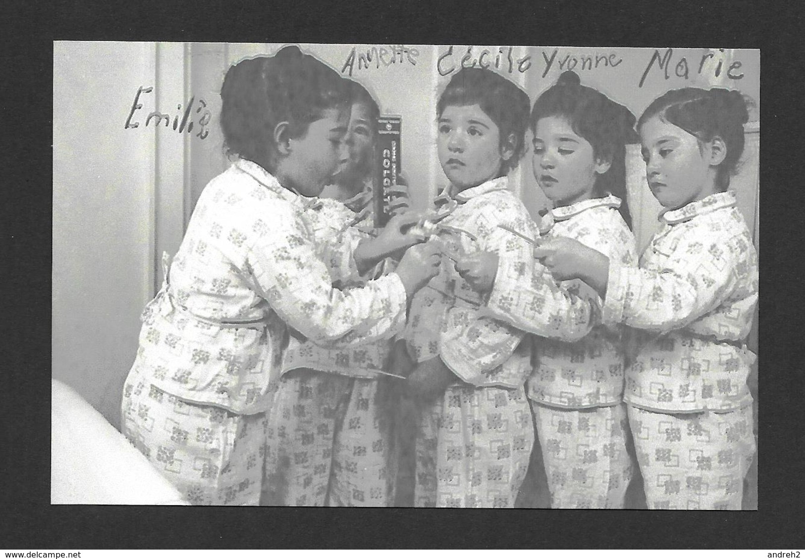 ENFANTS - LES QUINTUPLÉES - LES JUMELLES DIONNE NÉES EN 1934 NÉES À CALLADER ON. EN PIJAMAS - Groupes D'enfants & Familles