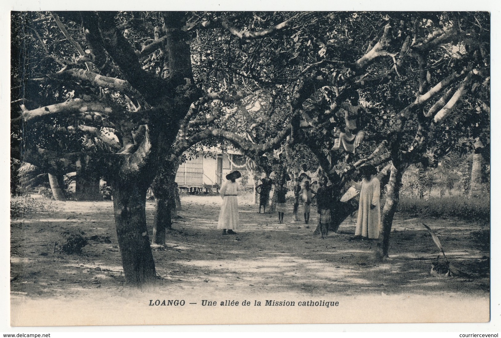 CPA - CONGO - LOANGO - Une Allée De La Mission Catholique - French Congo