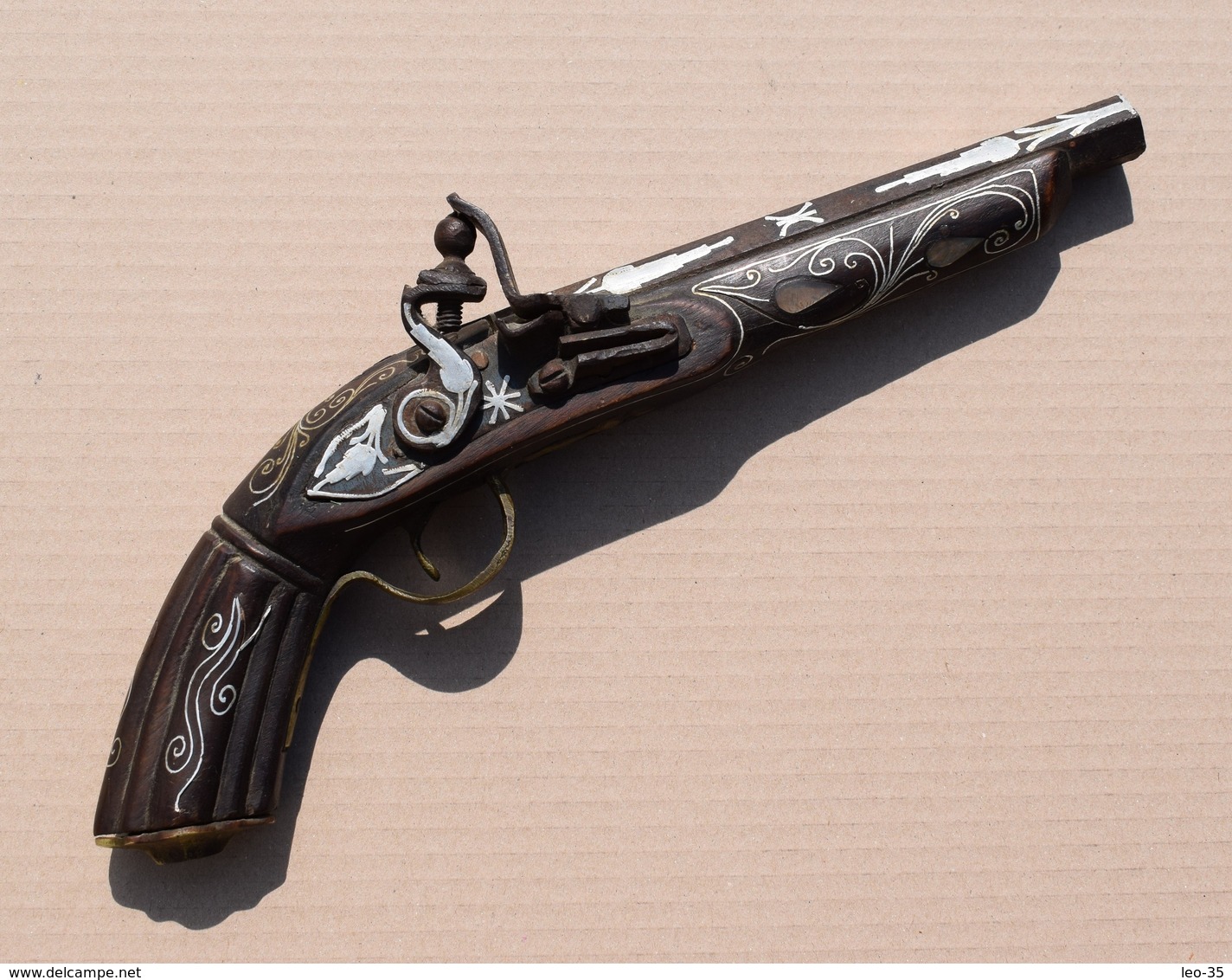 Reproduction De Pistolet à Silex Style Oriental Ou Mexicain Décor De Nacre Et Fil D'alu - Decotatieve Wapens