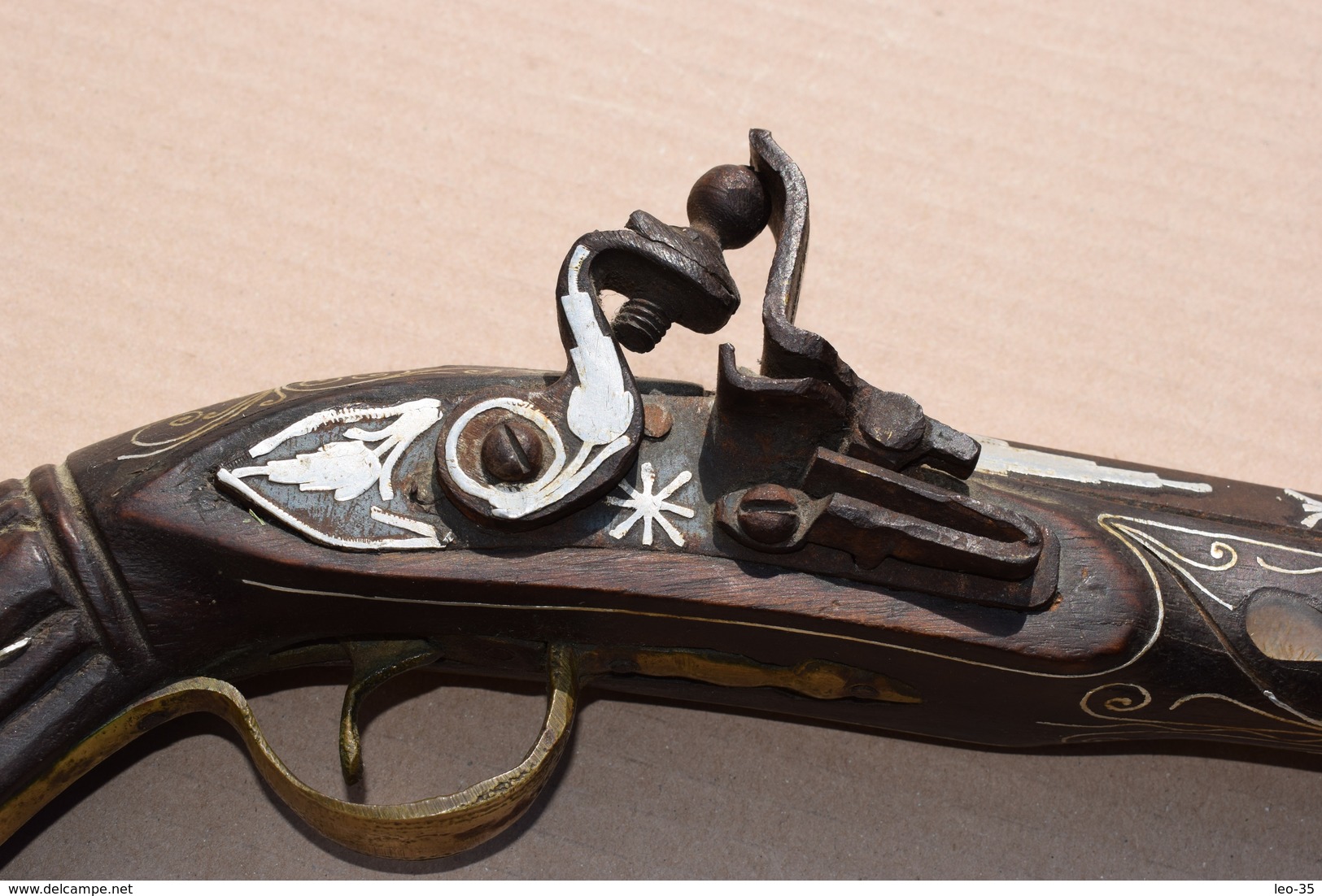 Reproduction de Pistolet à silex style Oriental ou Mexicain décor de nacre et fil d'alu