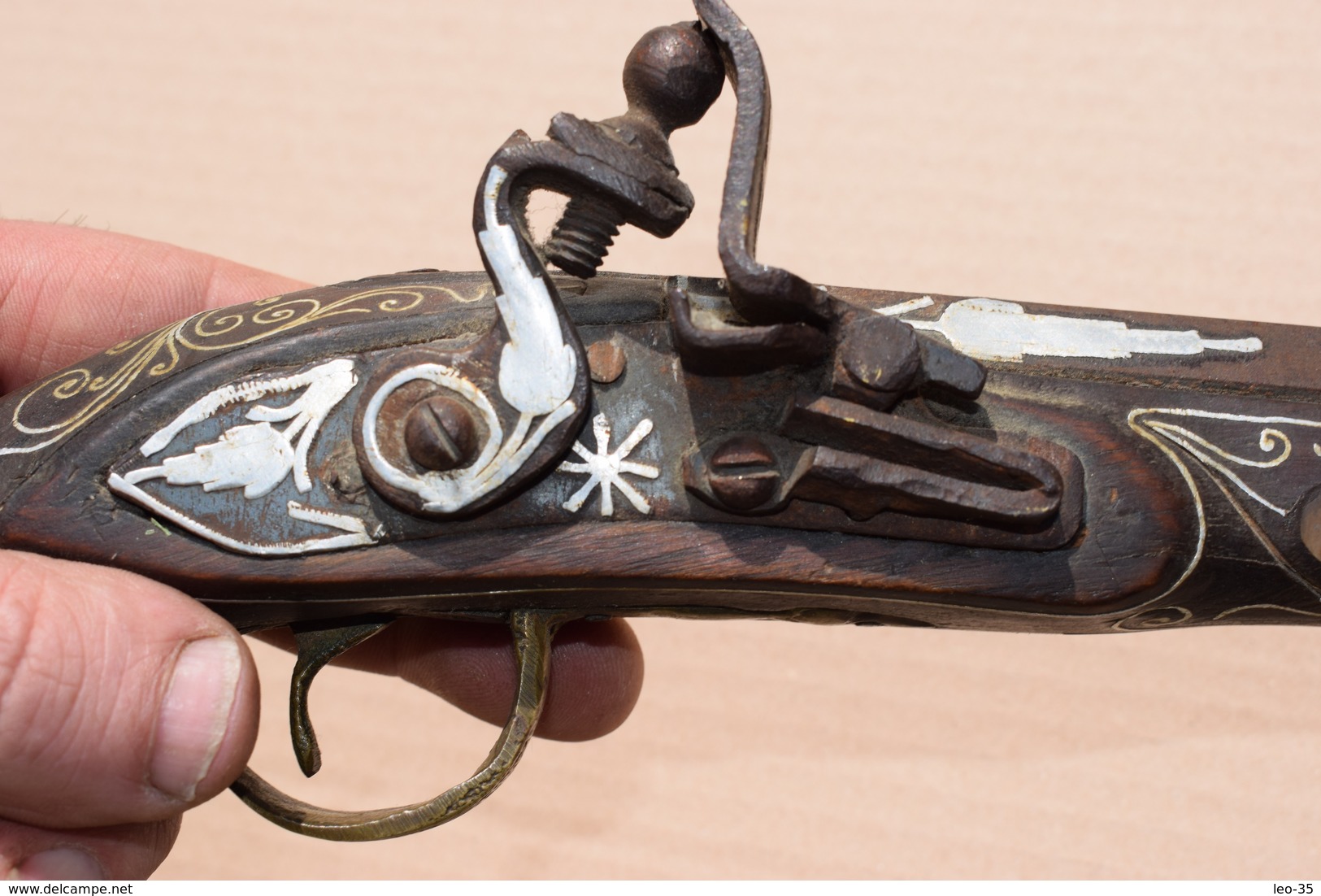 Reproduction de Pistolet à silex style Oriental ou Mexicain décor de nacre et fil d'alu