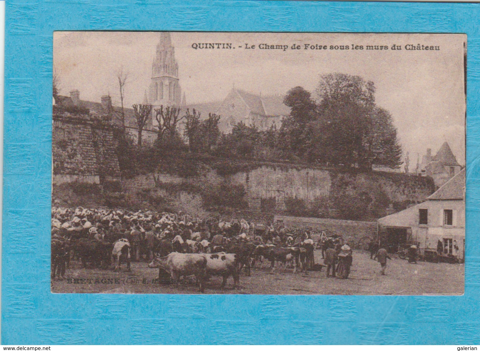 Quintin. - Le Champ De Foire Sous Les Murs Du Château. - Quintin