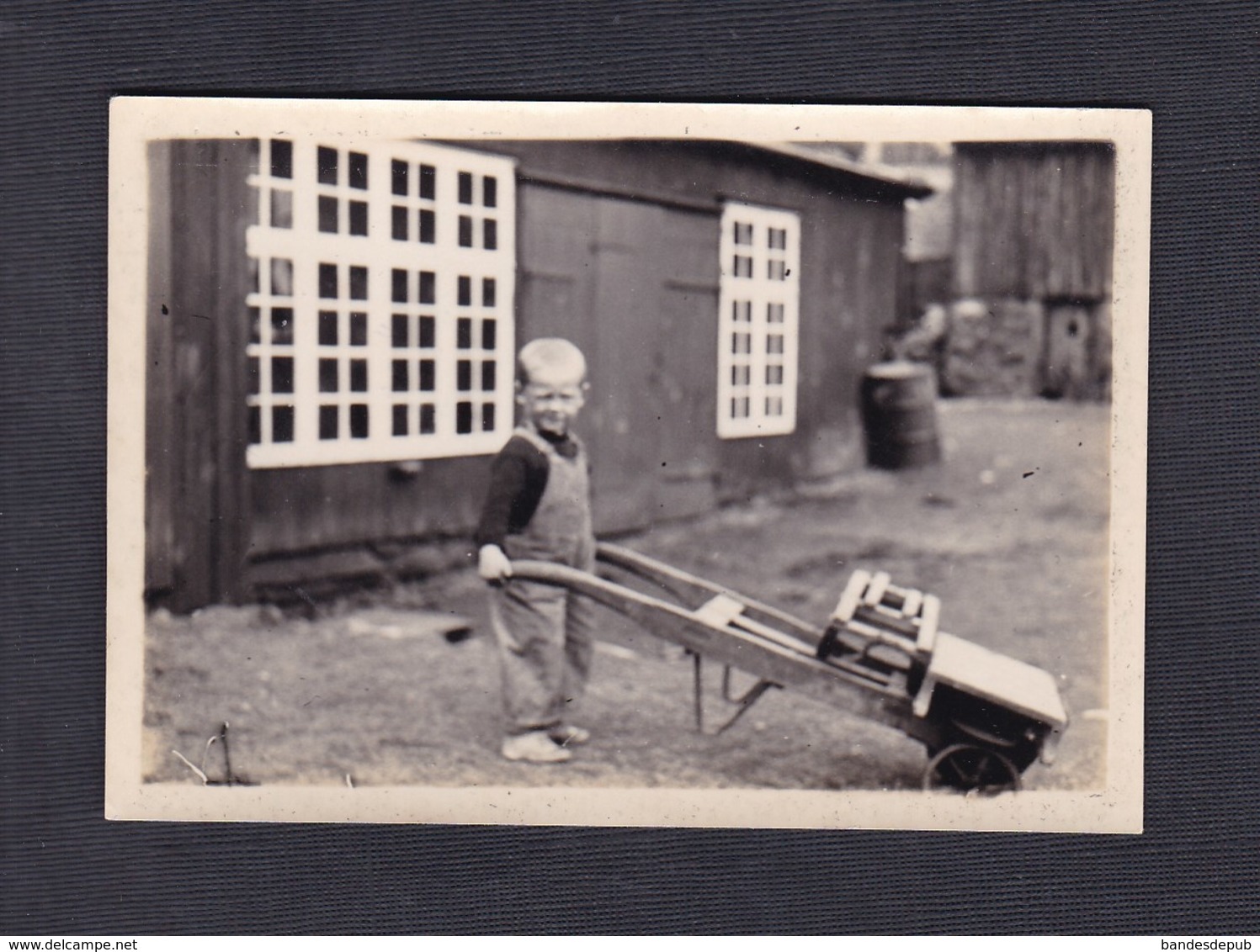 Photo Amateur Vintage Snapshot Torshavn Iles Feroe Jeune Garcon Et Brouette - Orte