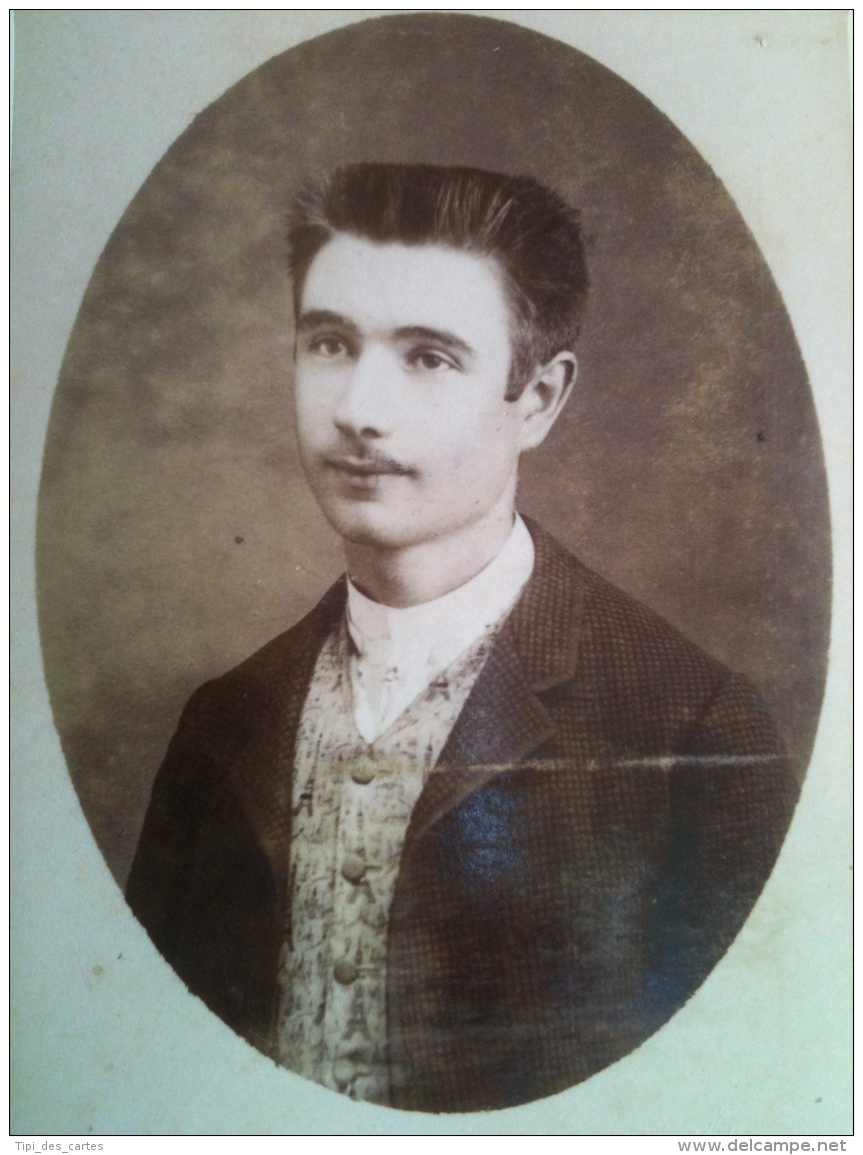 Photo - CDV Médaillon D'un Jeune Homme Avec Gilet Motif Tour Eiffel, Photographie Duval P. Abel Sucr. Tours Ca1889 - Old (before 1900)