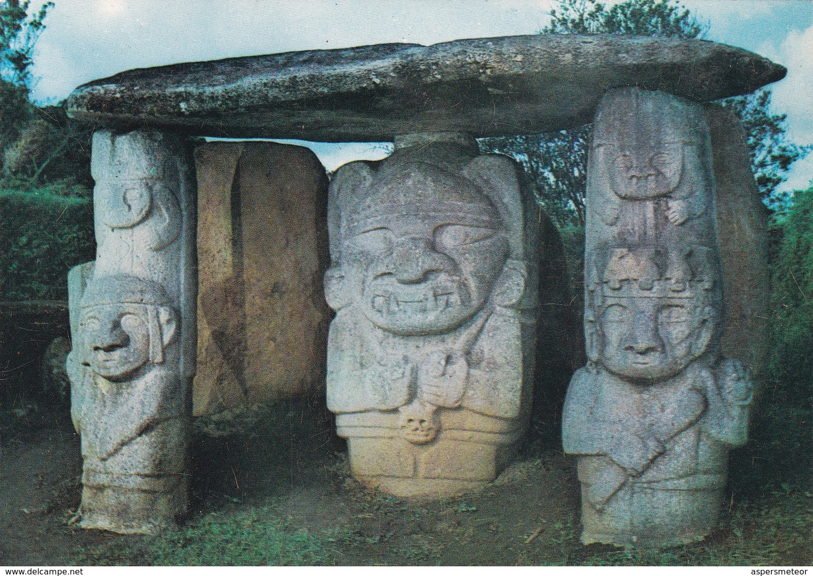 HUILA COLOMBIA. PARQUE ARQUEOLOGICO DE SAN AGUSTIN. DIOS DE LA GUERRA SUJETA CINTA CON CRANEO.MOVIFOTO-TBE-BLEUP - Colombia