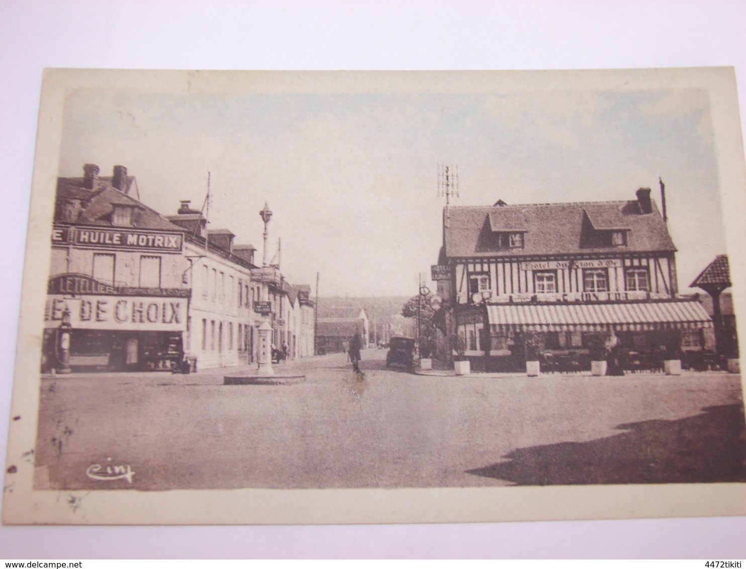 C.P.A. - Pont L'Evêque (14) - Place Du Calvaire - Route De Rouen - Hôtel Du Lion D'Or - 1940 - SUP (V82) - Pont-l'Evèque