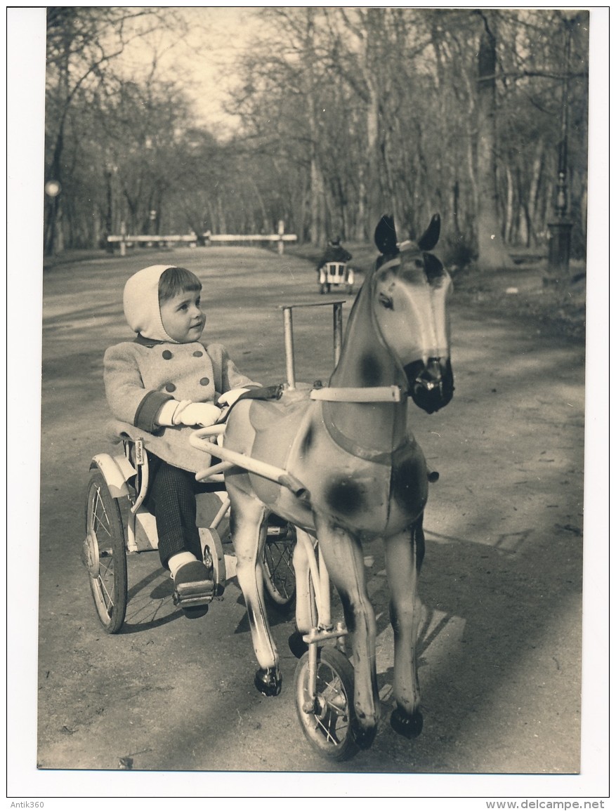 No CPA Photo D'un Enfant Sur Cheval De Bois Attelé Sulky Dans Un Parc Mars 1958 - Spielzeug & Spiele