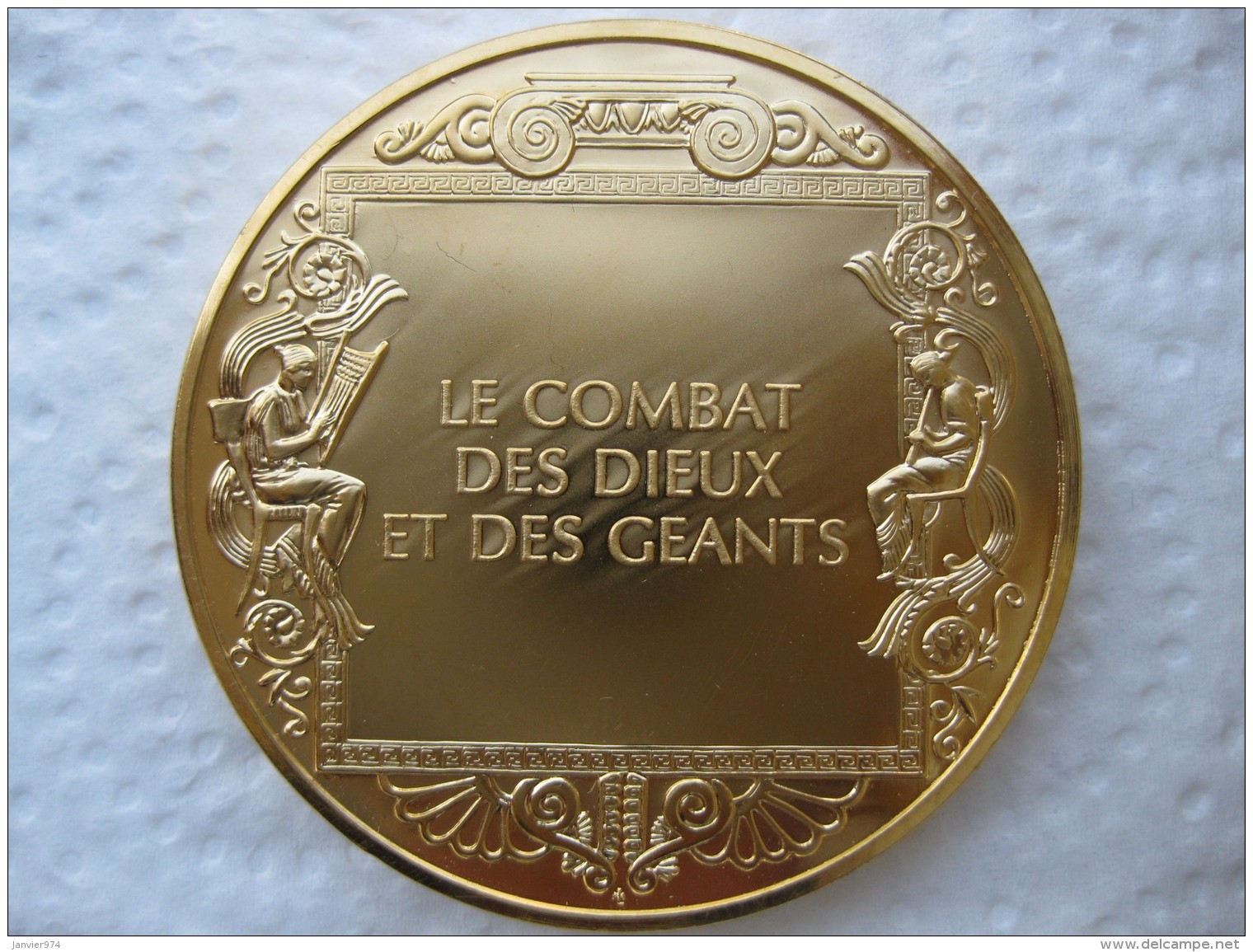 Médaille En Bronze Doré 24 Karat. Le Combat Des Dieux Et Des Géants - Autres & Non Classés