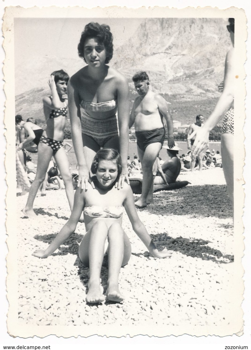 REAL PHOTO  Ancienne Cute Bikini Girl Kid And Woman On Beach Scene Fillette Et Femme Sur La Plage Old Photo Snapshot - Personnes Anonymes