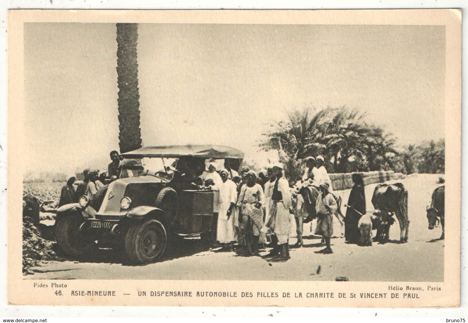 RENAULT 6 ROUES - ASIE MINEURE - Un Dispensaire Automobile Des Filles De La Charité De St-Vincent De Paul - PKW