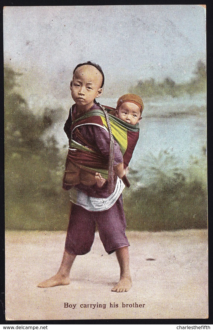 VINTAGE OLD CARD CPA ** HONGKONG  - BOY CARRYING HIS BROTHER - PERFECT CONDITION ! RARE THIS ONE ! - China (Hongkong)