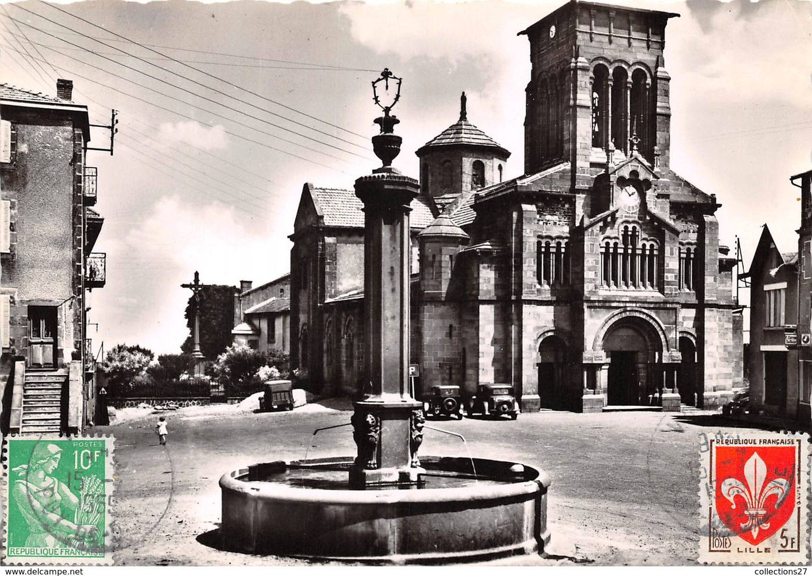 63-VOLVIC- LA FONTAINE ET L'EGLISE - Volvic