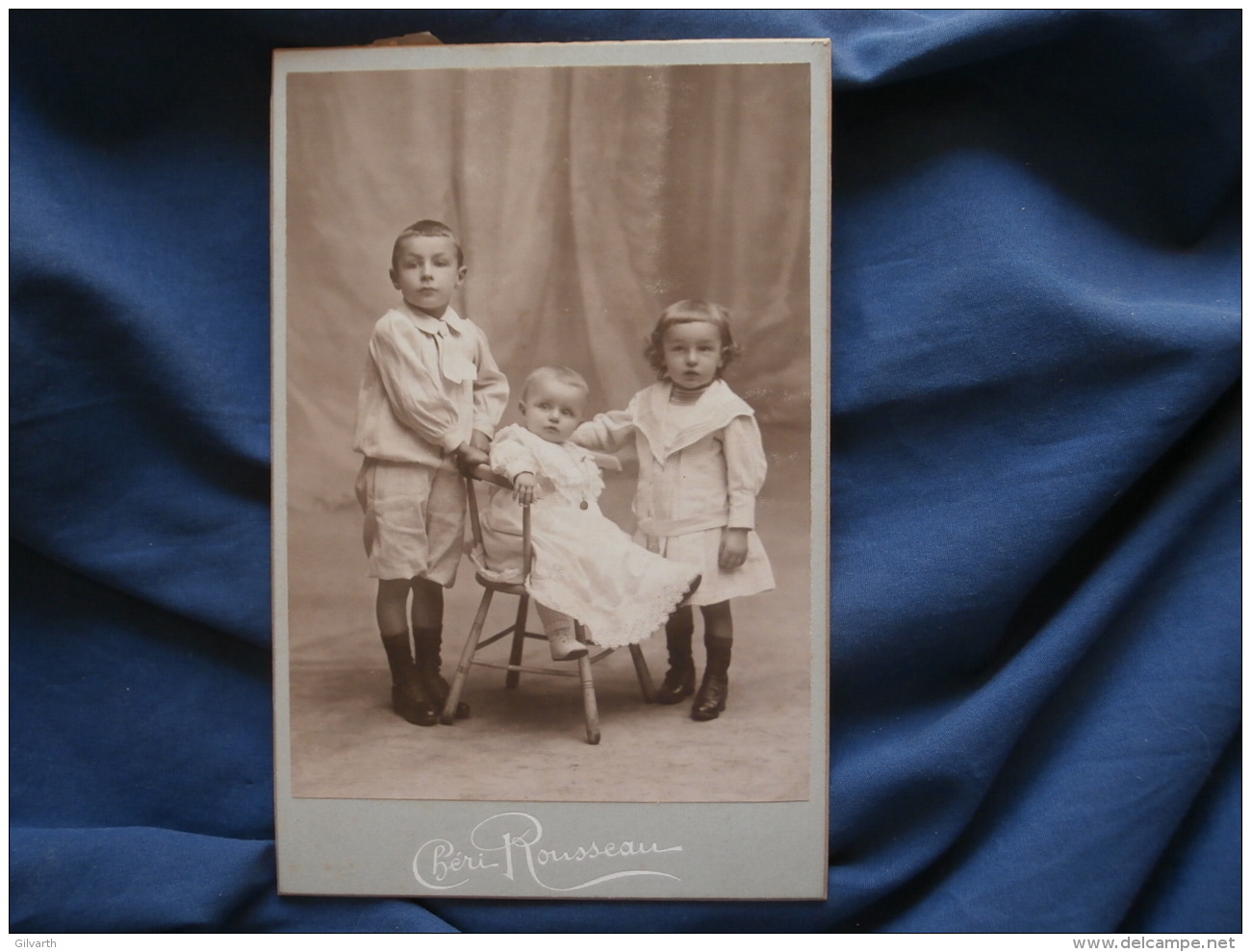 Photo Cabinet Chéri Rousseau à St Etienne Trois Enfants Blonds : Un Bébé En Robe Assis, Fillette, Garçon -CA 1900 - L374 - Old (before 1900)