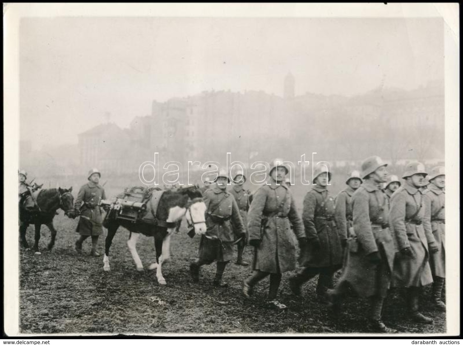 1920 Magyar Géppuskások Felvonulása A Vérmez?n. Pecséttel Jelzett Sajtófotó. Hajtásnyommal / Hungarian Machine Gun Unit  - Altri & Non Classificati