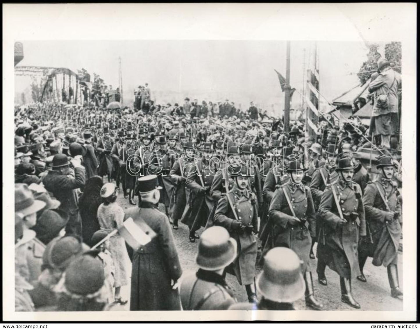 1938 Magyar Csend?rök Bevonulása Csehszlovákiába, Feliratozott Sajtófotó / 1938 Hungarian Gendarmes Marching Into Czecho - Other & Unclassified