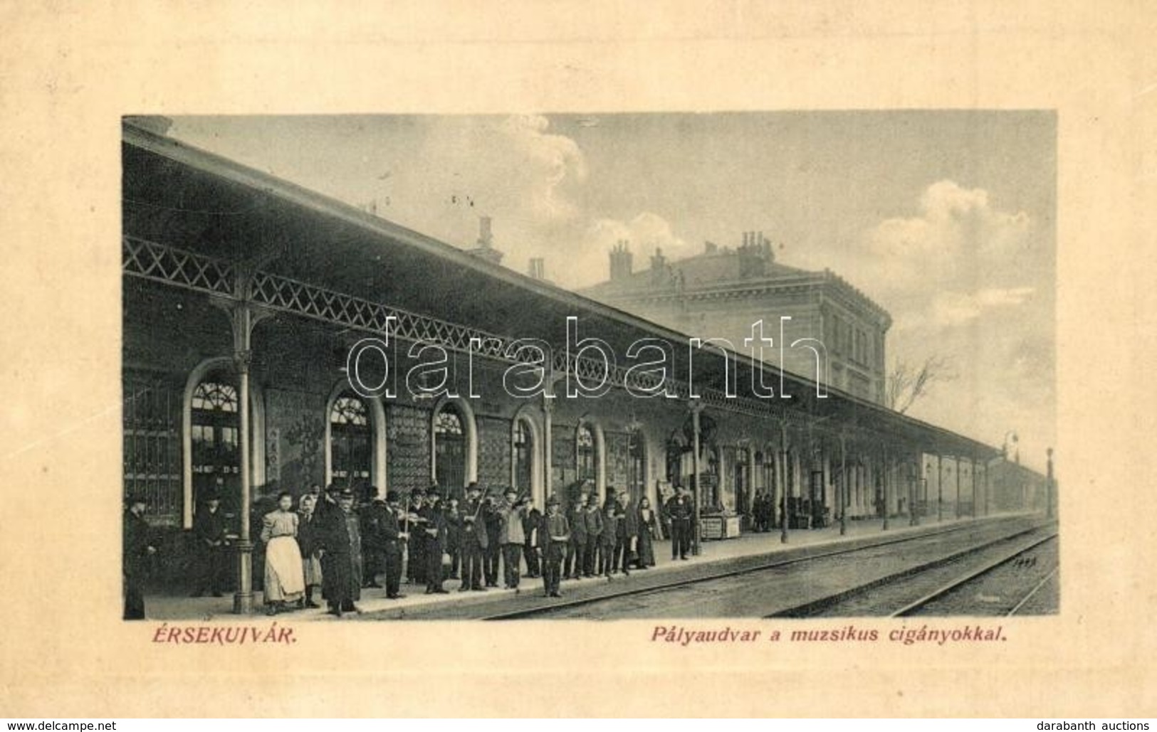 T2 1911 Érsekújvár, Nové Zamky; Vasútállomás Muzsikus Cigányokkal. W.L. Bp. 4495. / Bahnhof With Zigeunermusiker / Railw - Non Classificati